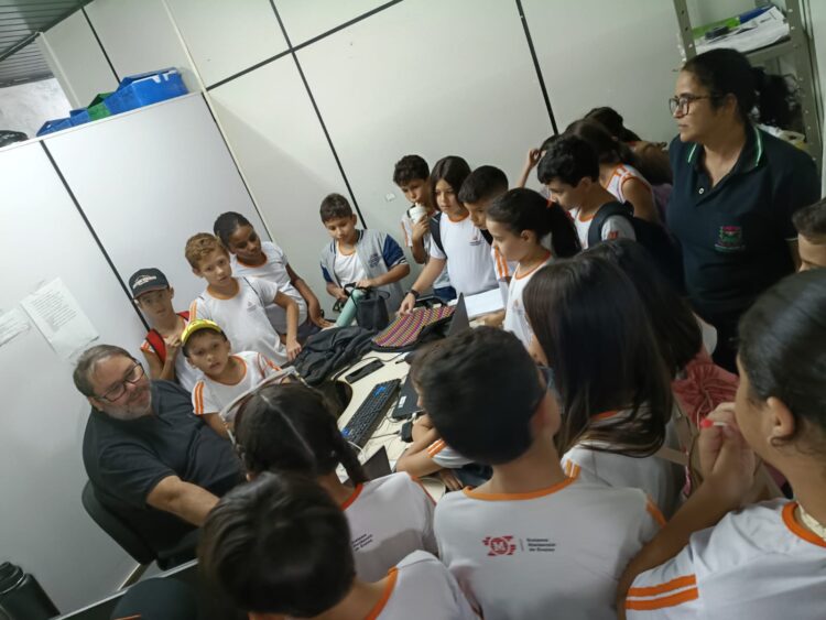 Alunos do 4º e 5º ano do Colégio Assembleiano de Mantena realizam visita técnica à sede da Prefeitura