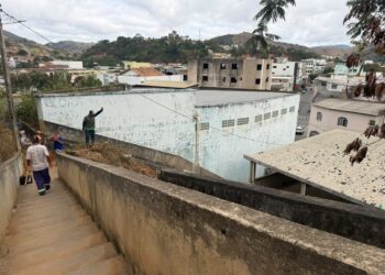 Meio Ambiente realiza ação de limpeza e reforça segurança na escadaria do Bairro Prefeito Joel Garcia