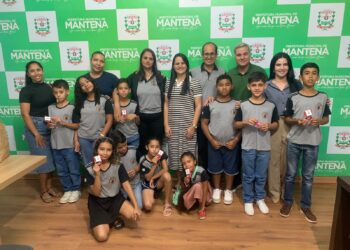 Alunos do 4º ano da E. M. Professora Sílvia Guiomar Pereira visitam a Prefeitura de Mantena