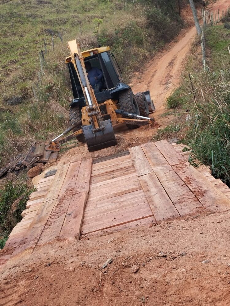 Prefeitura reconstrói ponte no Córrego da Penha e reforça ações na zona rural