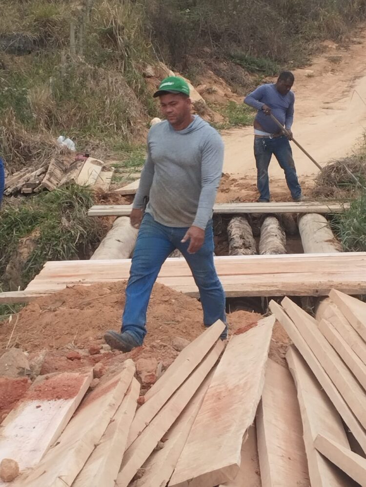 Prefeitura reconstrói ponte no Córrego da Penha e reforça ações na zona rural